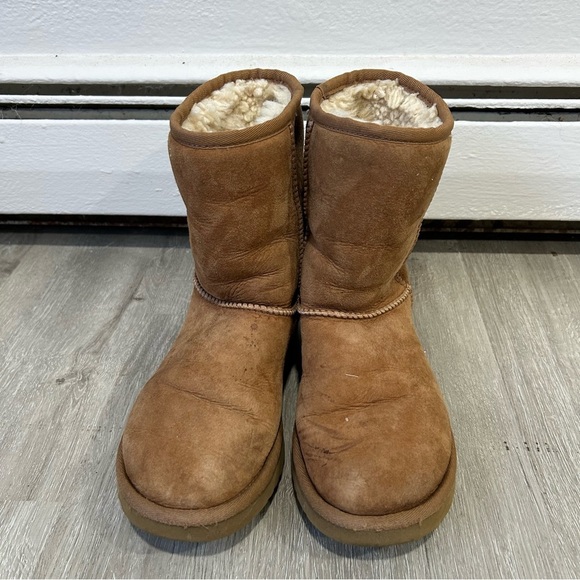 UGG Australia Classic Shearling-Lined Chestnut Tan Winter Boots Women’s Size 6 - Picture 2 of 7